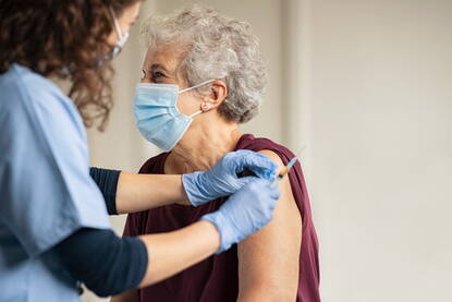 Wat zijn de ongewenste bijwerkingen van de COVID-vaccins en hoe behandel je ze?